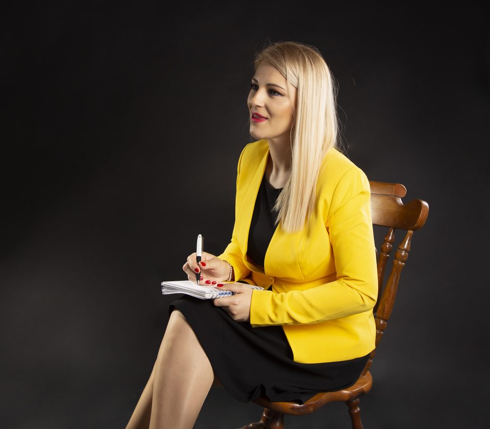 Dr. Zorana Pravdić im gelben Blazer macht sich Notizen